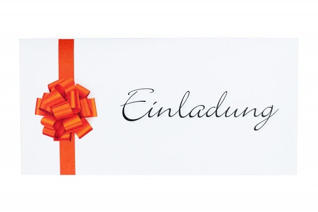 Envelopes DIN compridos, brancos com impressão, laço do convite vermelho