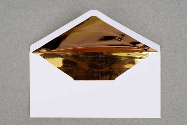 Envelopes DIN longos, brancos com forro dourado