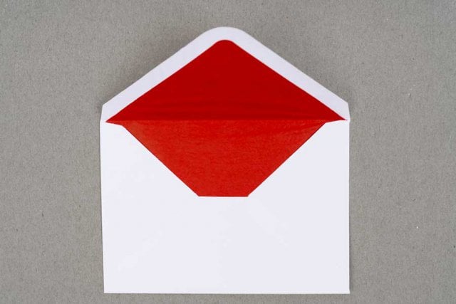 Envelopes DIN C6, brancos com forro vermelho