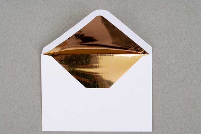 Envelopes DIN C6, brancos com forro dourado
