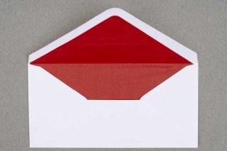 Envelopes DIN longos, brancos com forro vermelho