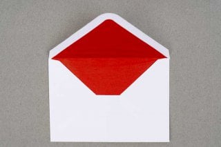Envelopes DIN C6, brancos com forro vermelho